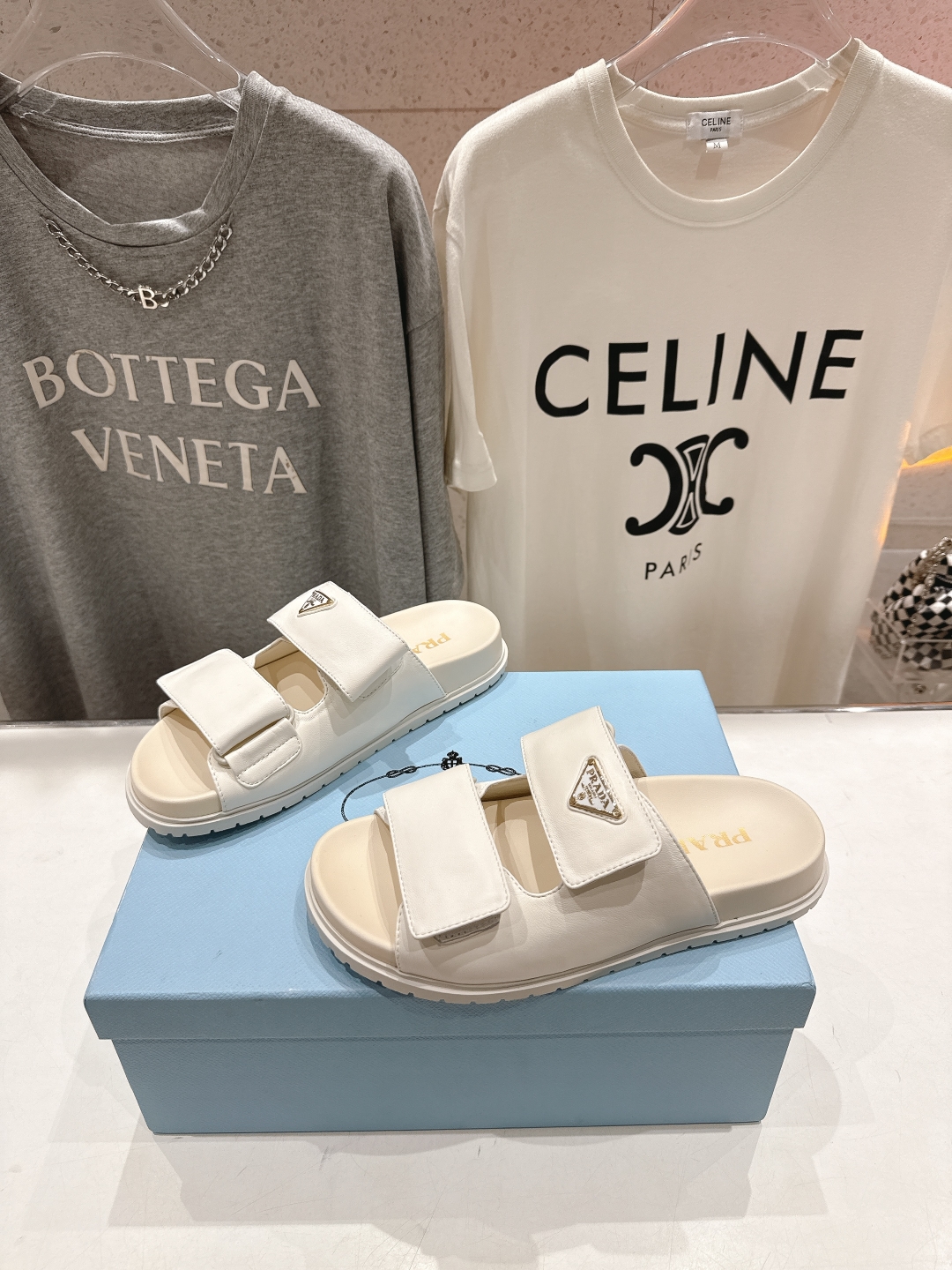 高版本出厂  
 Prada/普拉达25ss夏季新款魔术贴沙滩勃肯拖鞋
这个鞋型真的属于经典不会过时的设