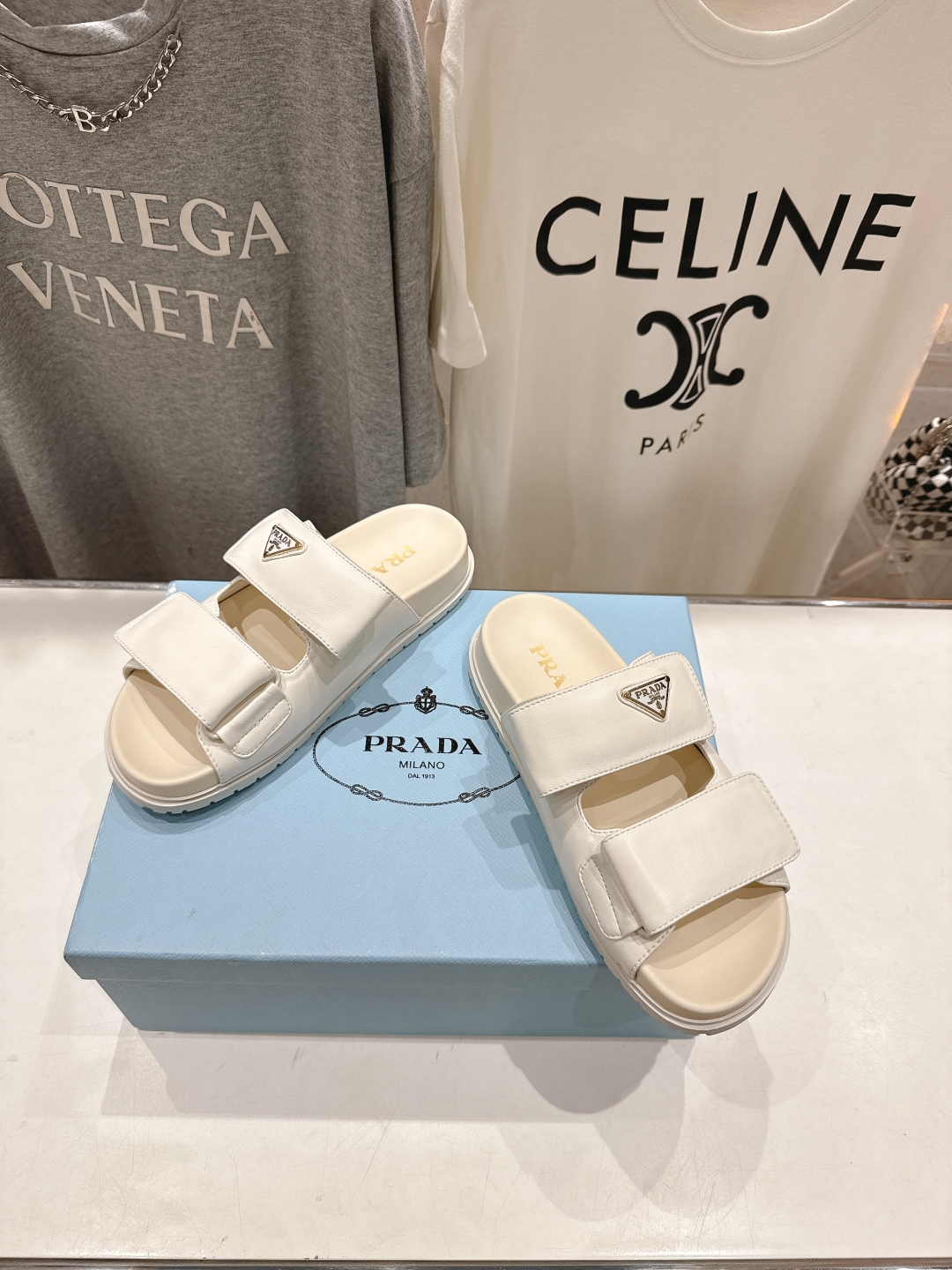高版本出厂  
 Prada/普拉达25ss夏季新款魔术贴沙滩勃肯拖鞋
这个鞋型真的属于经典不会过时的设