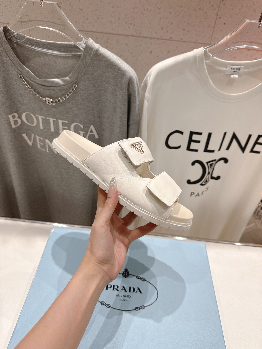 高版本出厂  
 Prada/普拉达25ss夏季新款魔术贴沙滩勃肯拖鞋
这个鞋型真的属于经典不会过时的设