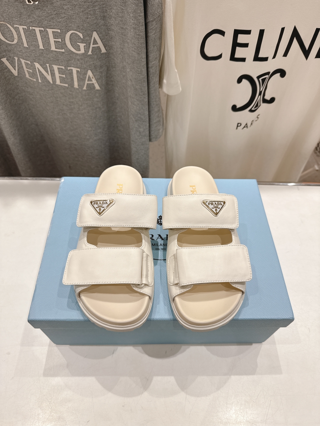 高版本出厂  
 Prada/普拉达25ss夏季新款魔术贴沙滩勃肯拖鞋
这个鞋型真的属于经典不会过时的设