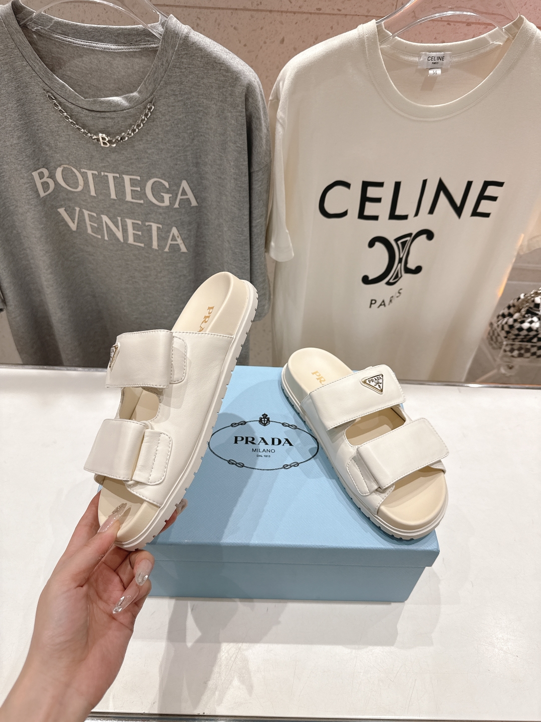 高版本出厂  
 Prada/普拉达25ss夏季新款魔术贴沙滩勃肯拖鞋
这个鞋型真的属于经典不会过时的设
