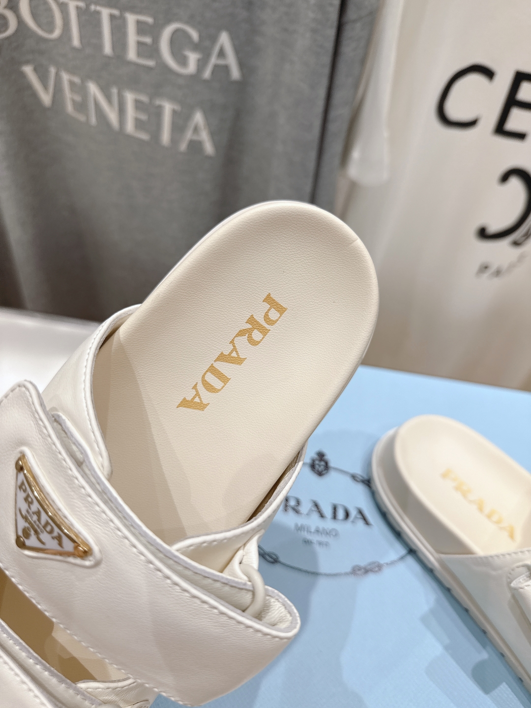 高版本出厂  
 Prada/普拉达25ss夏季新款魔术贴沙滩勃肯拖鞋
这个鞋型真的属于经典不会过时的设