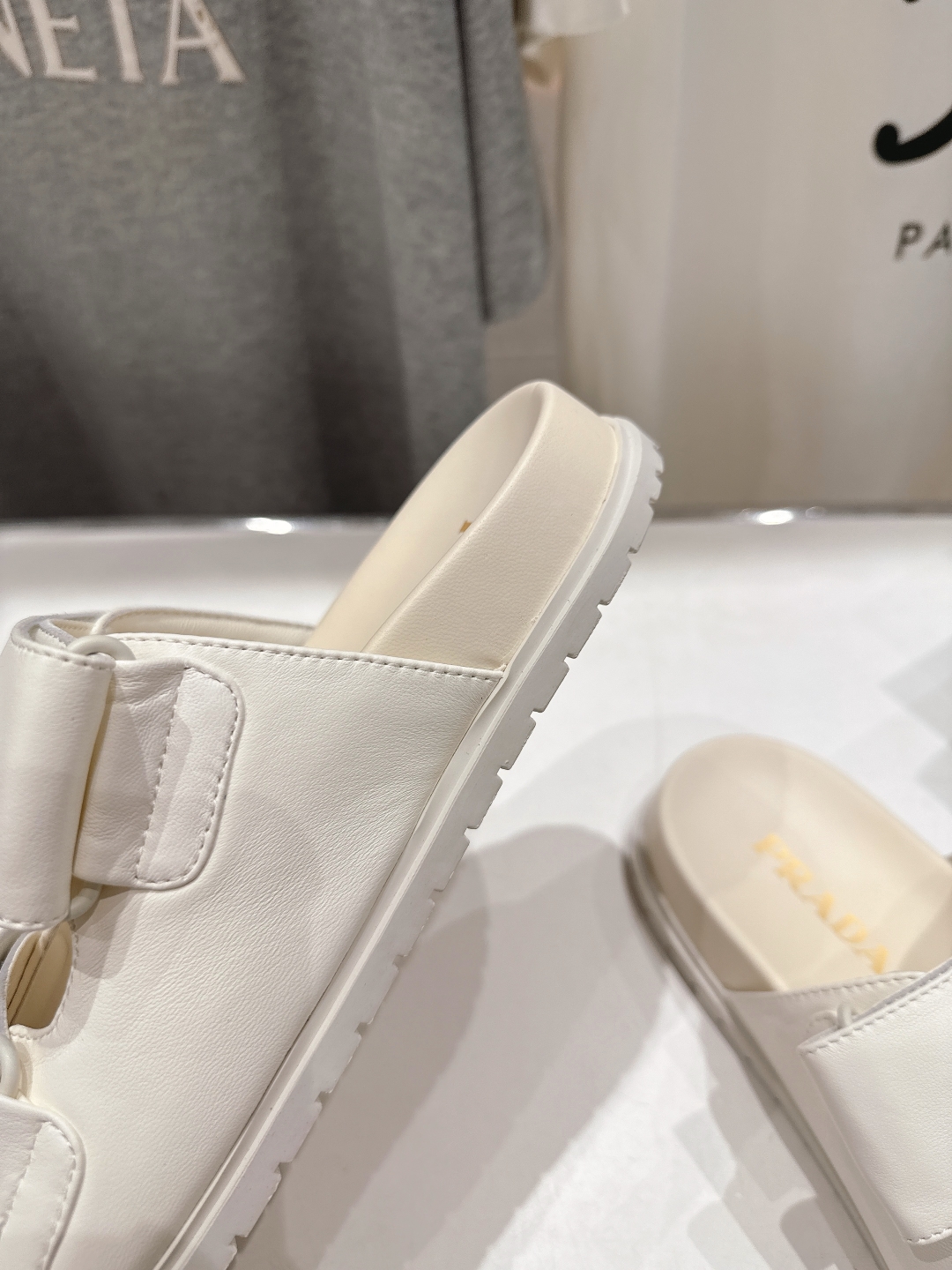 高版本出厂  
 Prada/普拉达25ss夏季新款魔术贴沙滩勃肯拖鞋
这个鞋型真的属于经典不会过时的设