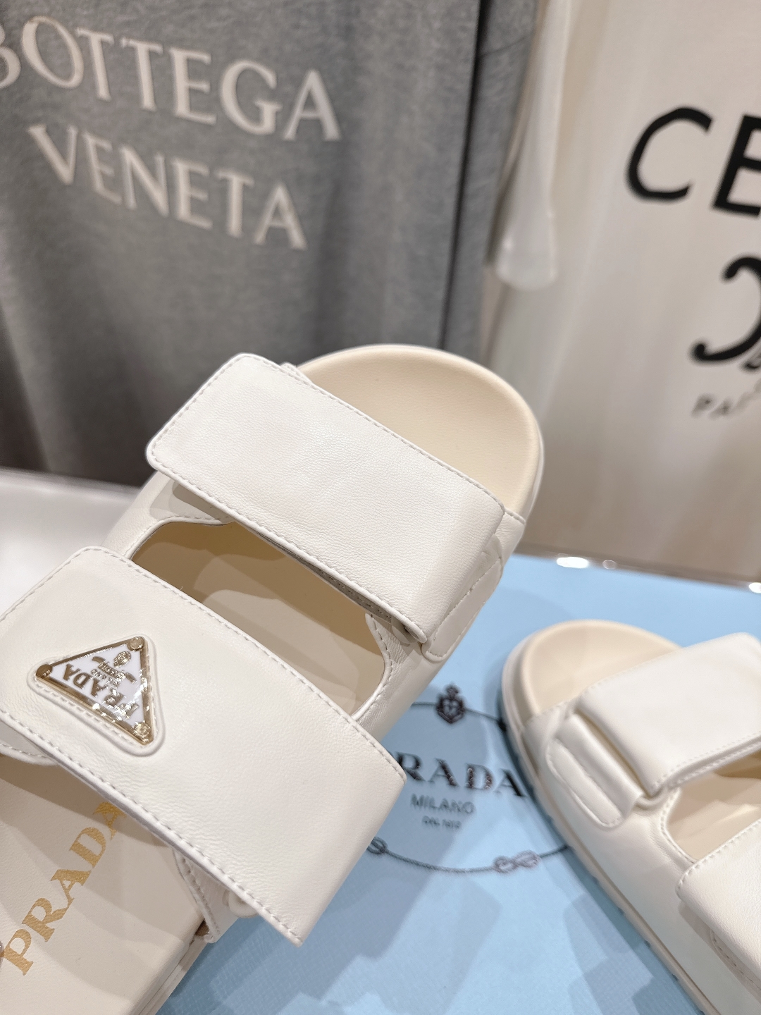 高版本出厂  
 Prada/普拉达25ss夏季新款魔术贴沙滩勃肯拖鞋
这个鞋型真的属于经典不会过时的设