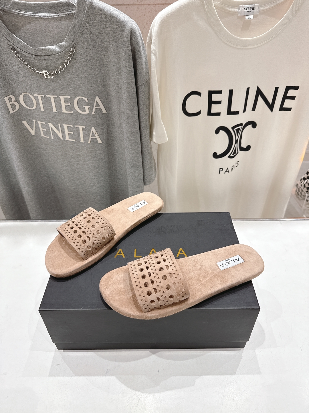 高版本出厂
「ALAiA」ALA 阿莱亚25ss/春夏·大热网格拖鞋依然时髦高街的氛围感🖤🤍不用多介绍自