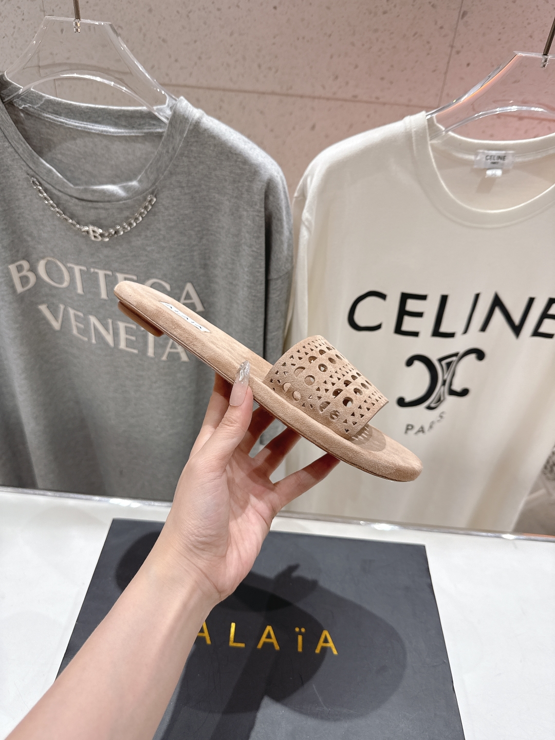 高版本出厂
「ALAiA」ALA 阿莱亚25ss/春夏·大热网格拖鞋依然时髦高街的氛围感🖤🤍不用多介绍自