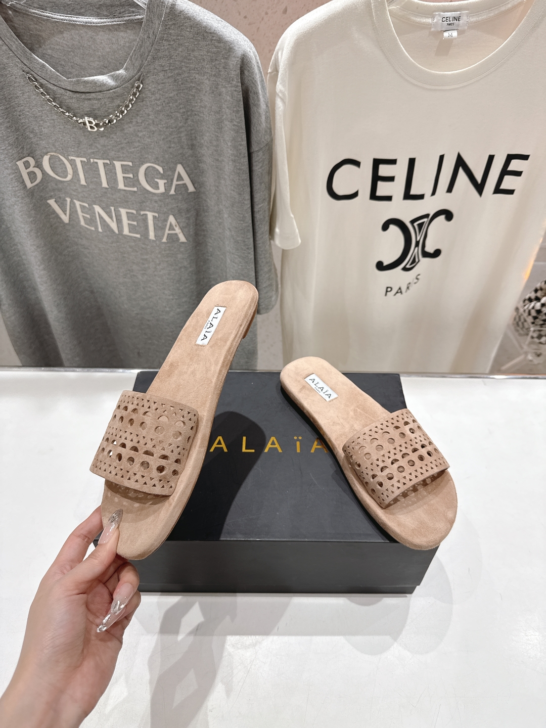 高版本出厂
「ALAiA」ALA 阿莱亚25ss/春夏·大热网格拖鞋依然时髦高街的氛围感🖤🤍不用多介绍自