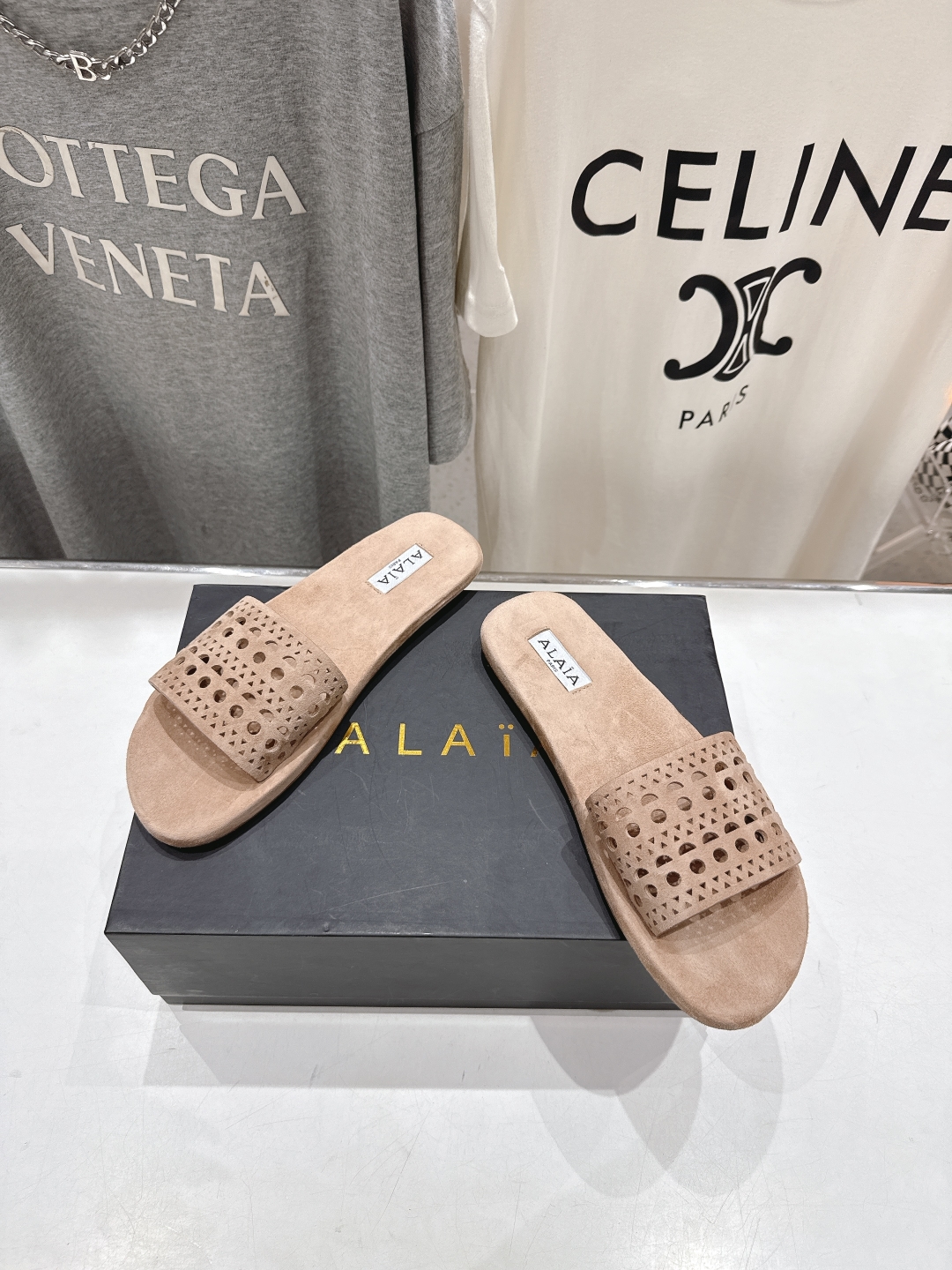 高版本出厂
「ALAiA」ALA 阿莱亚25ss/春夏·大热网格拖鞋依然时髦高街的氛围感🖤🤍不用多介绍自