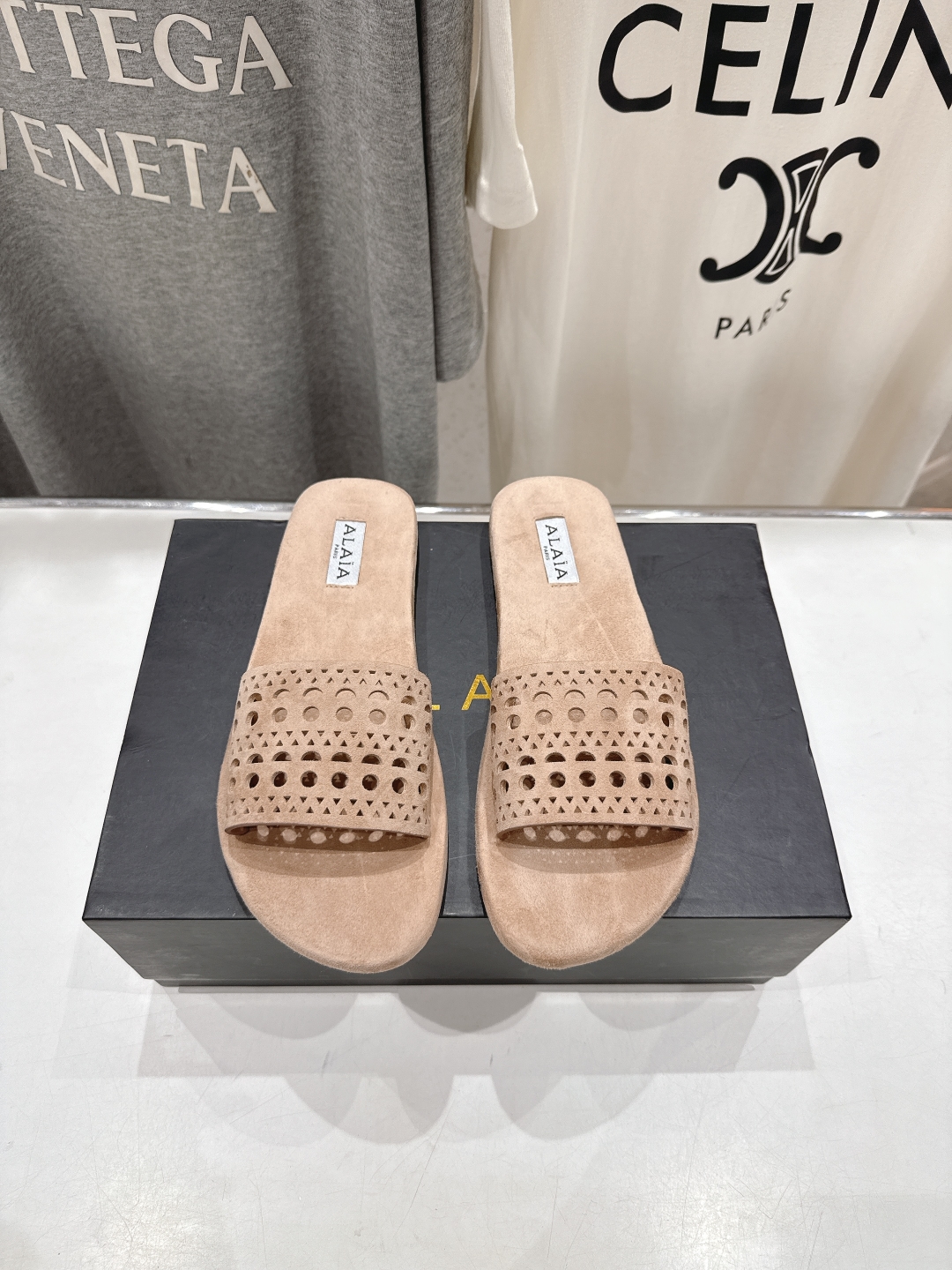 高版本出厂
「ALAiA」ALA 阿莱亚25ss/春夏·大热网格拖鞋依然时髦高街的氛围感🖤🤍不用多介绍自