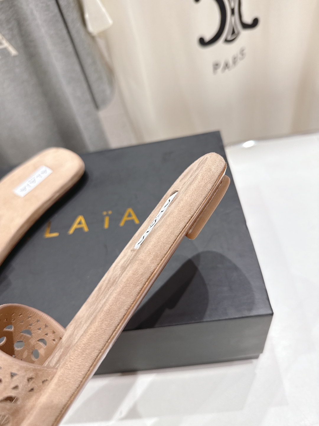 高版本出厂
「ALAiA」ALA 阿莱亚25ss/春夏·大热网格拖鞋依然时髦高街的氛围感🖤🤍不用多介绍自
