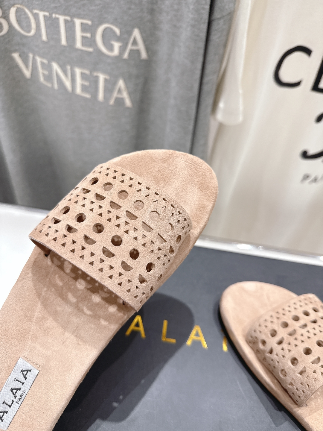 高版本出厂
「ALAiA」ALA 阿莱亚25ss/春夏·大热网格拖鞋依然时髦高街的氛围感🖤🤍不用多介绍自