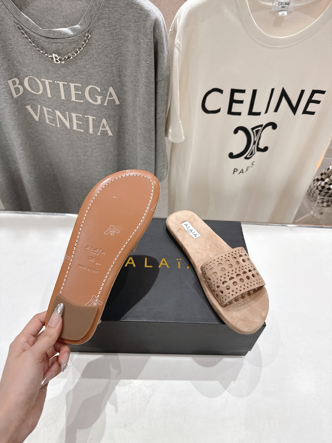 高版本出厂
「ALAiA」ALA 阿莱亚25ss/春夏·大热网格拖鞋依然时髦高街的氛围感🖤🤍不用多介绍自