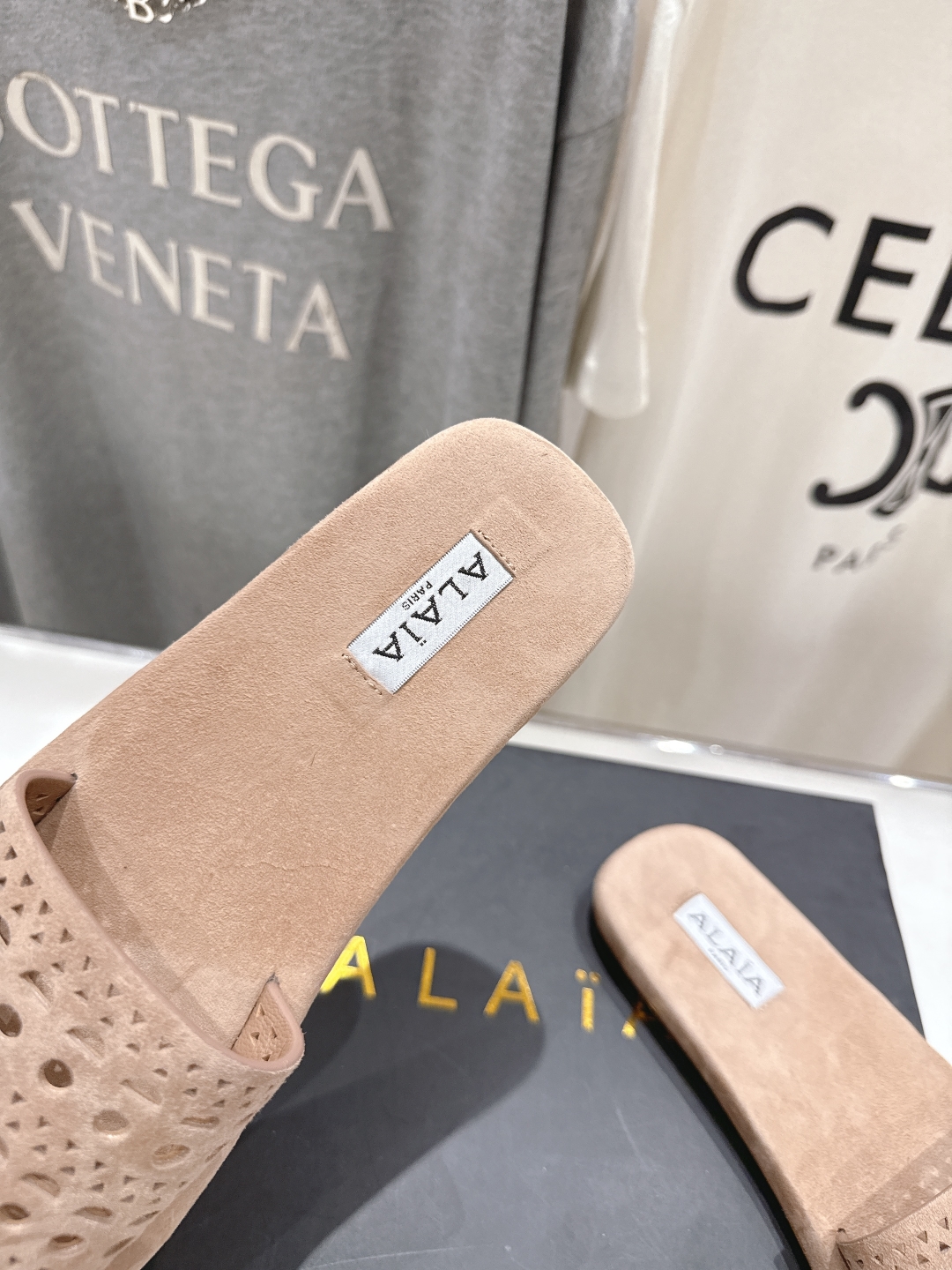高版本出厂
「ALAiA」ALA 阿莱亚25ss/春夏·大热网格拖鞋依然时髦高街的氛围感🖤🤍不用多介绍自