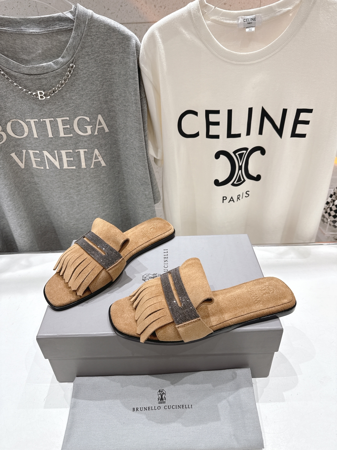高版本出厂
  Brunello Cucinelli 夏季新款BC平底流苏手工串联珠拖鞋
BC是意大利知