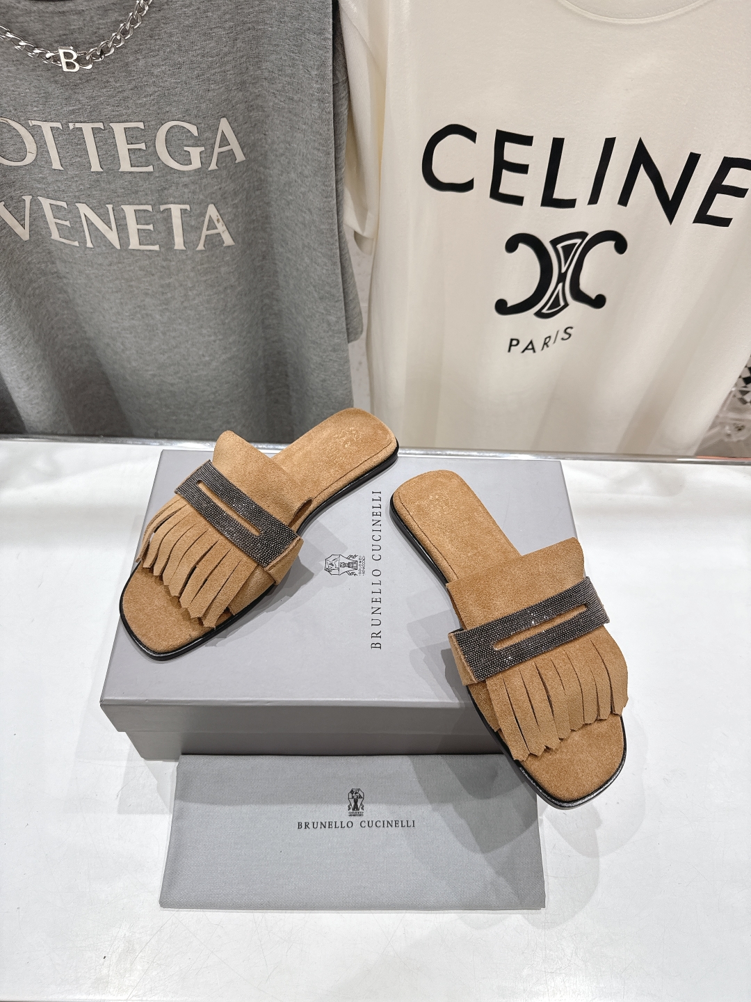 高版本出厂
  Brunello Cucinelli 夏季新款BC平底流苏手工串联珠拖鞋
BC是意大利知