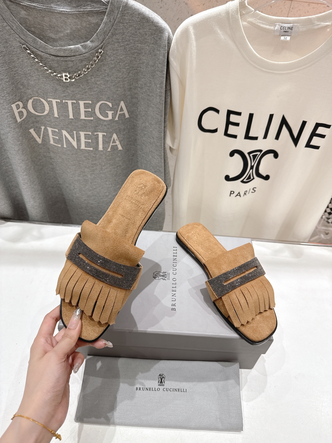 高版本出厂
  Brunello Cucinelli 夏季新款BC平底流苏手工串联珠拖鞋
BC是意大利知
