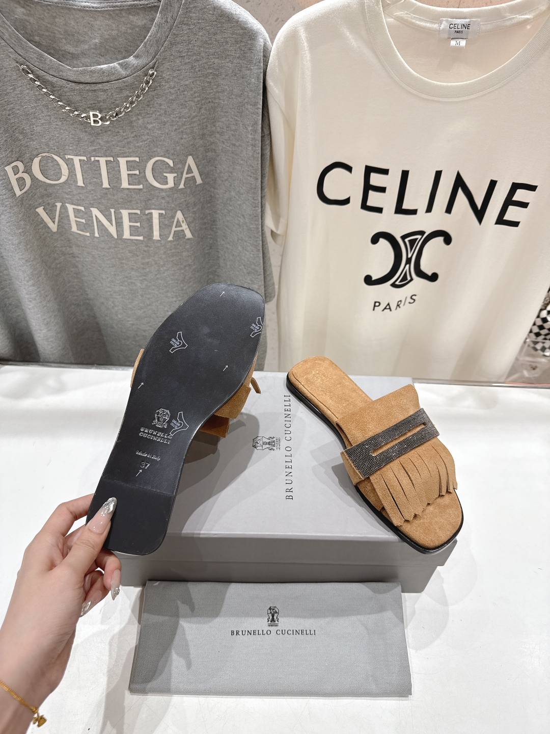 高版本出厂
  Brunello Cucinelli 夏季新款BC平底流苏手工串联珠拖鞋
BC是意大利知