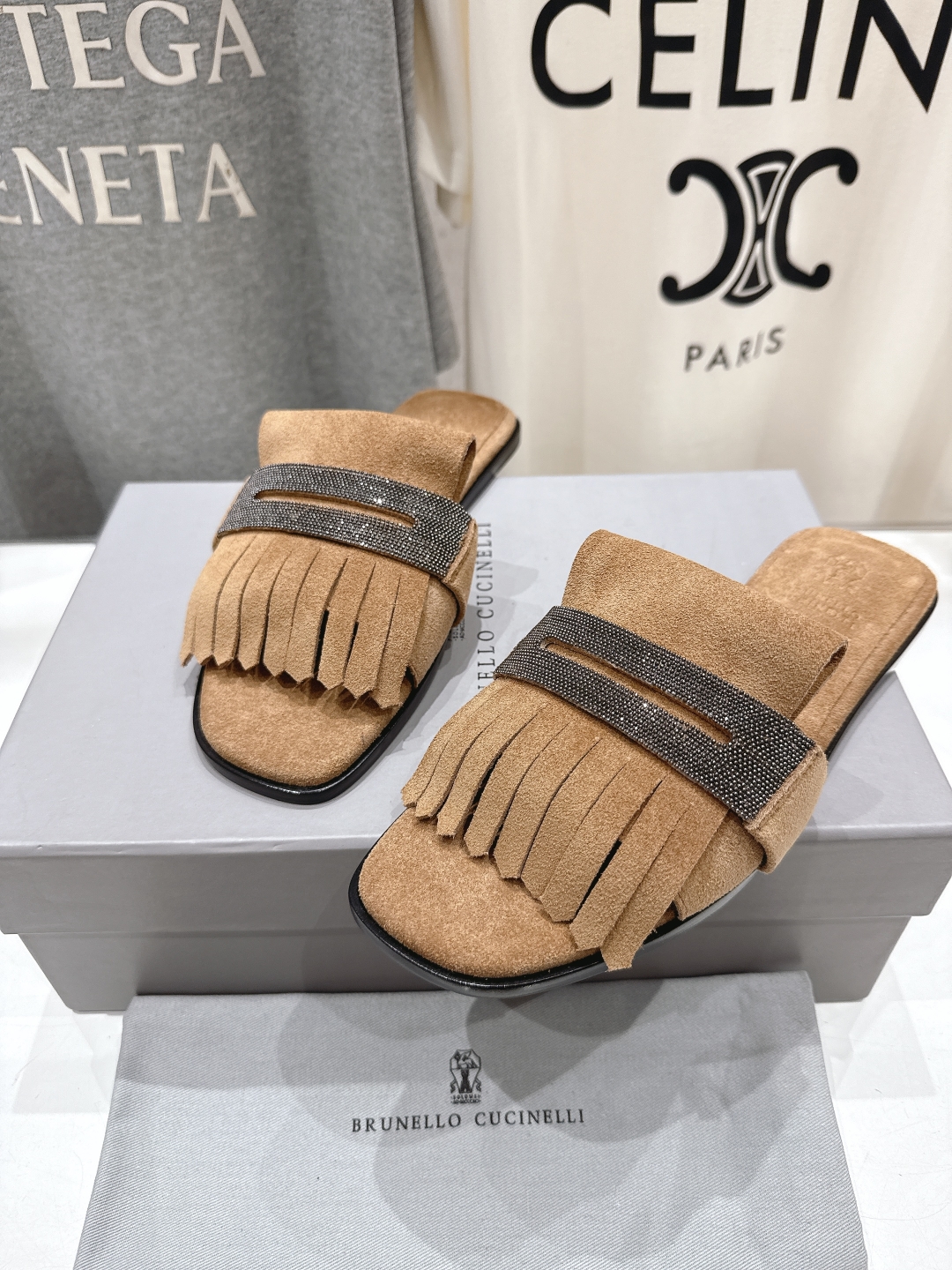 高版本出厂
  Brunello Cucinelli 夏季新款BC平底流苏手工串联珠拖鞋
BC是意大利知