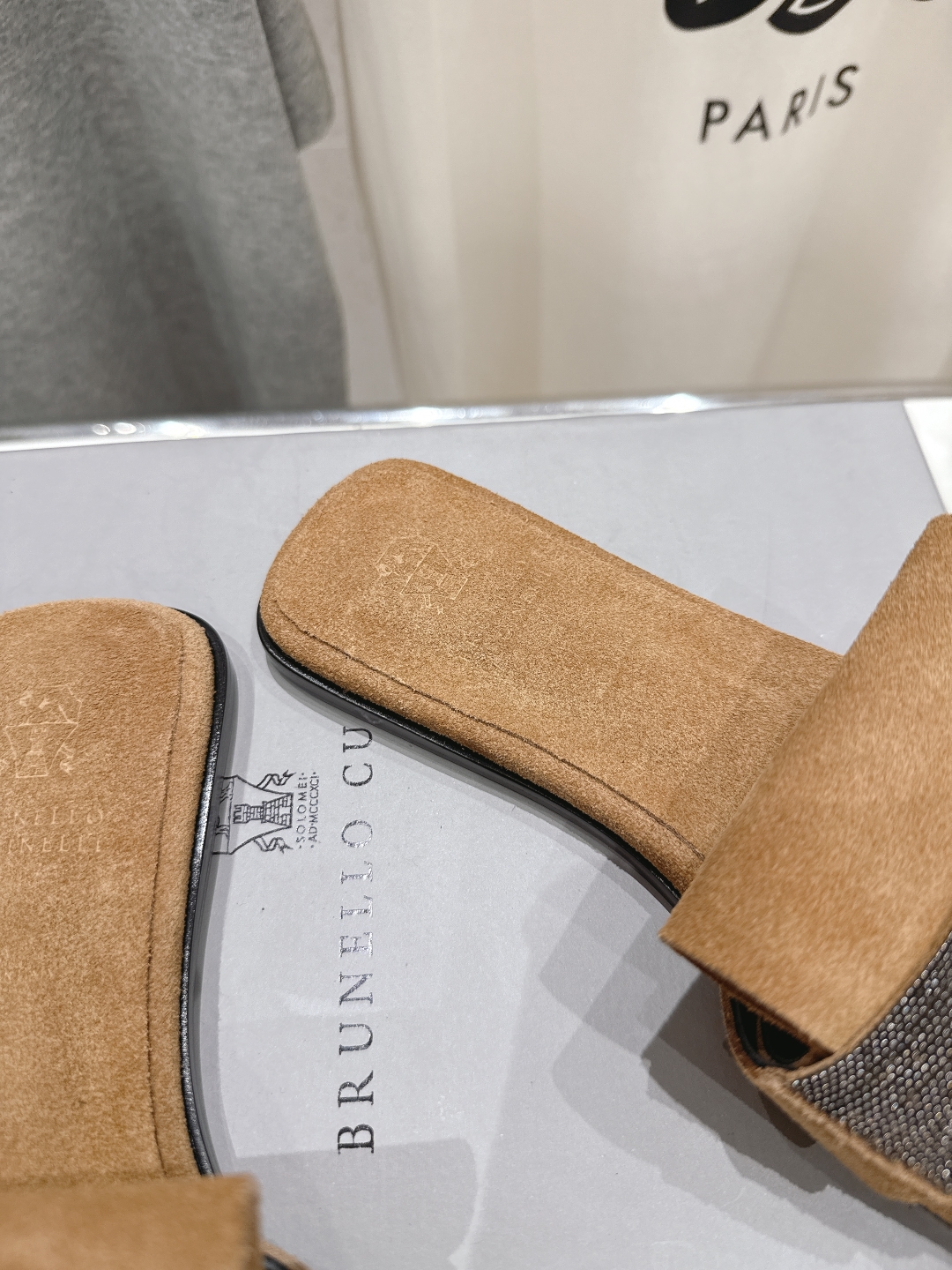 高版本出厂
  Brunello Cucinelli 夏季新款BC平底流苏手工串联珠拖鞋
BC是意大利知