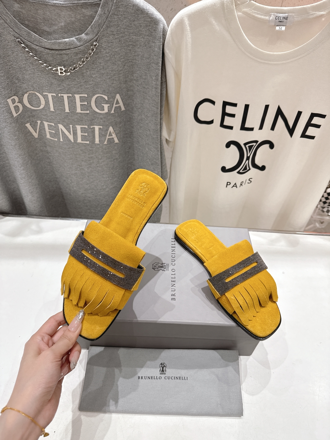 高版本出厂
  Brunello Cucinelli 夏季新款BC平底流苏手工串联珠拖鞋
BC是意大利知