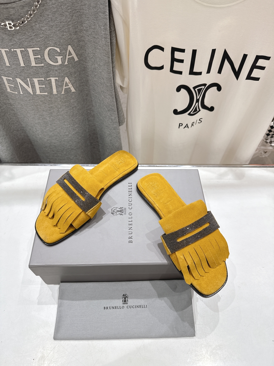 高版本出厂
  Brunello Cucinelli 夏季新款BC平底流苏手工串联珠拖鞋
BC是意大利知