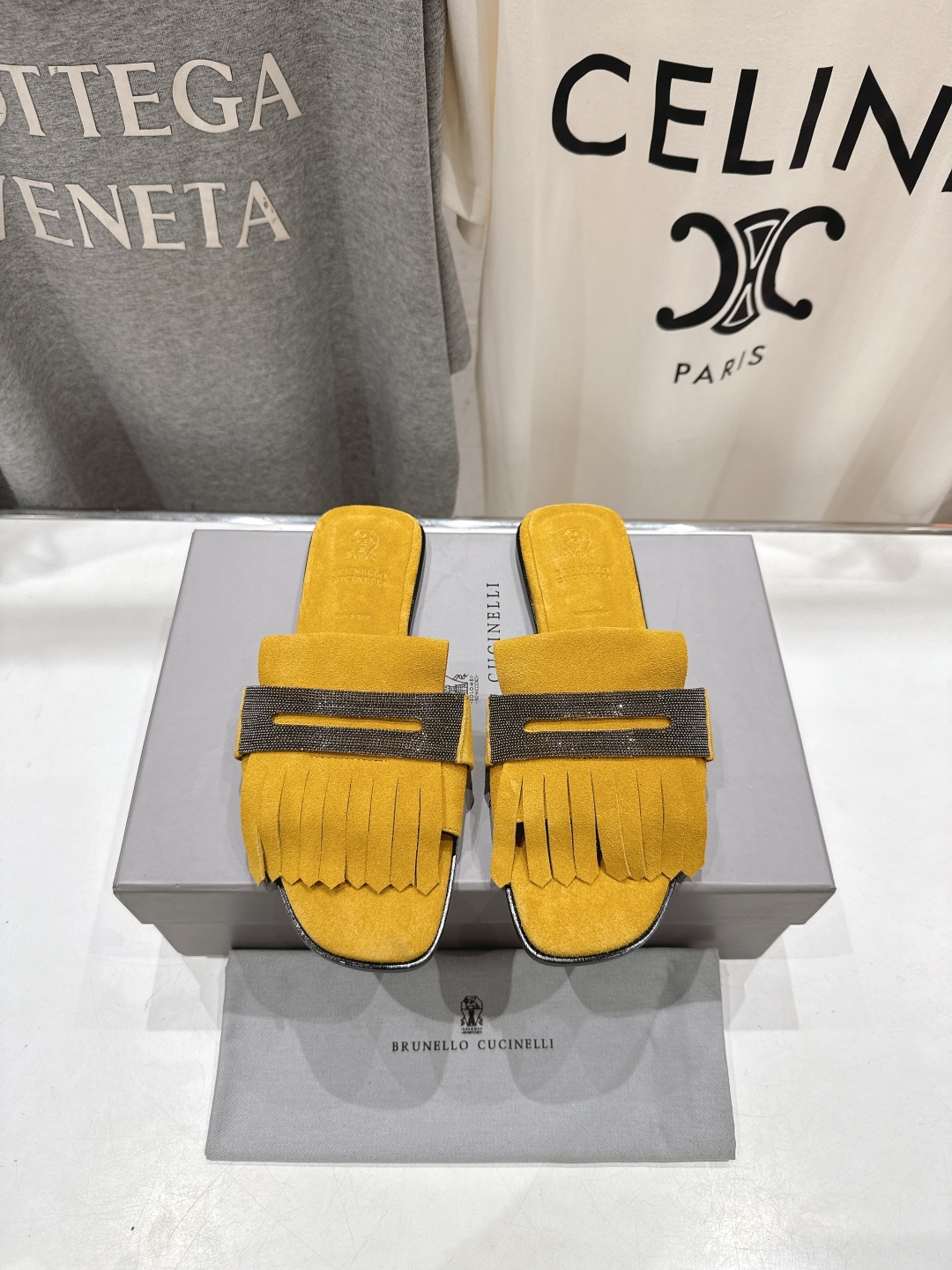 高版本出厂
  Brunello Cucinelli 夏季新款BC平底流苏手工串联珠拖鞋
BC是意大利知