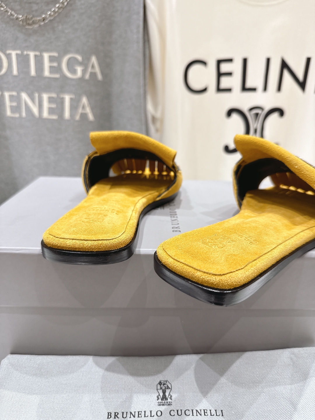 高版本出厂
  Brunello Cucinelli 夏季新款BC平底流苏手工串联珠拖鞋
BC是意大利知