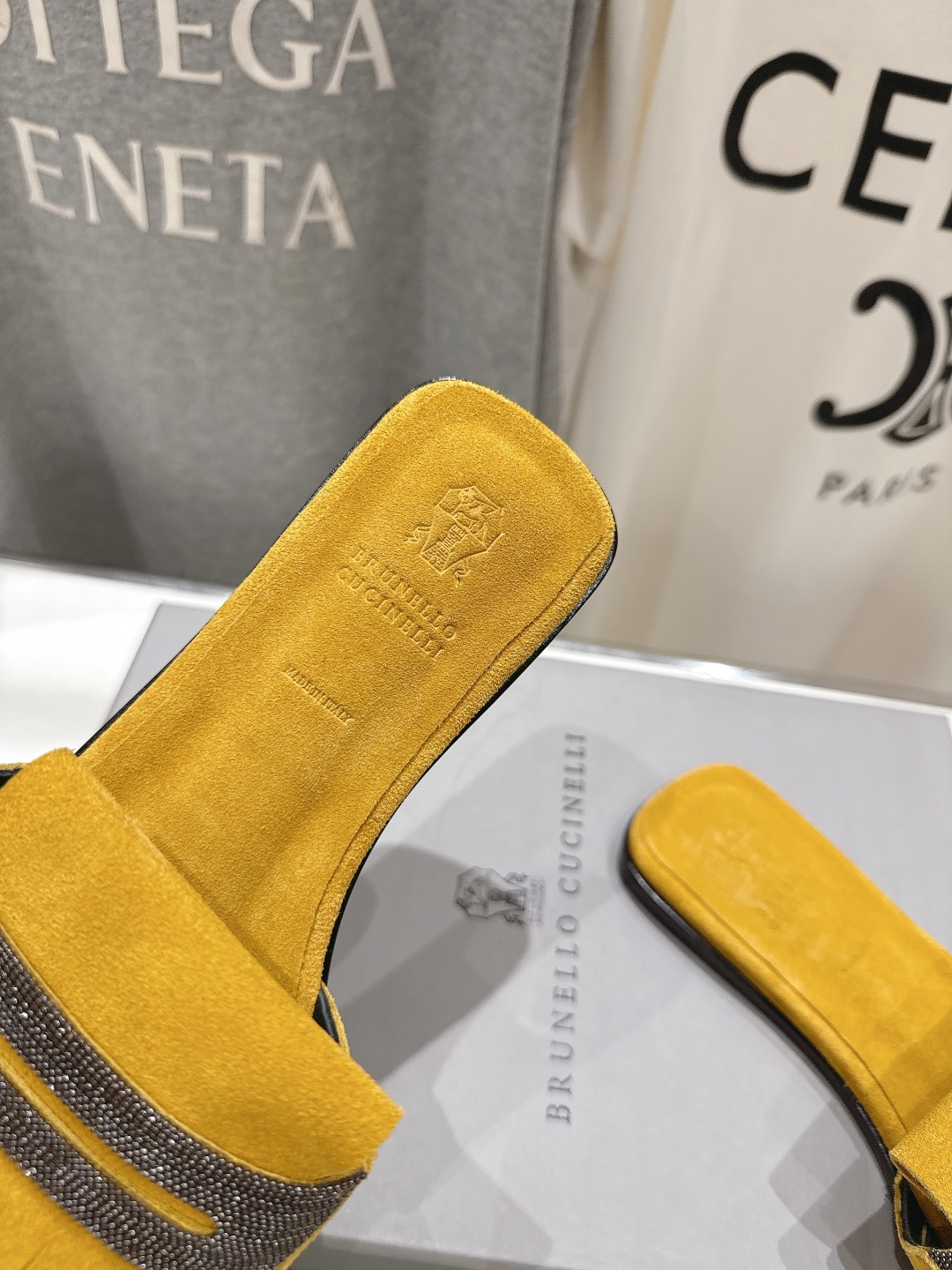 高版本出厂
  Brunello Cucinelli 夏季新款BC平底流苏手工串联珠拖鞋
BC是意大利知