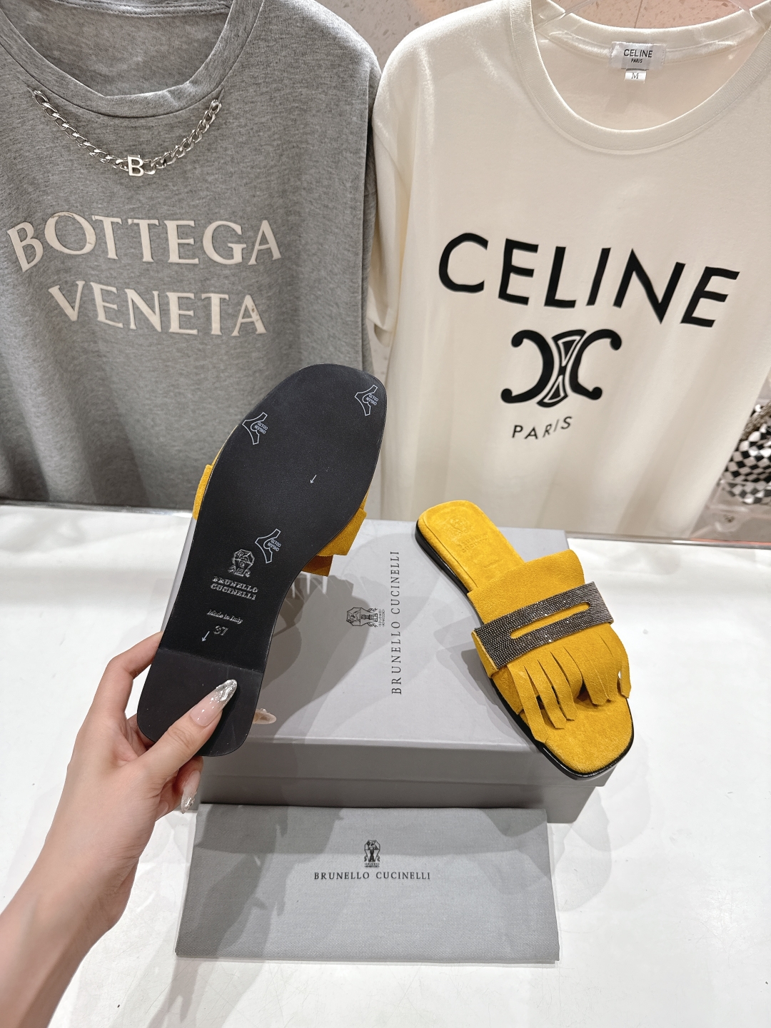 高版本出厂
  Brunello Cucinelli 夏季新款BC平底流苏手工串联珠拖鞋
BC是意大利知
