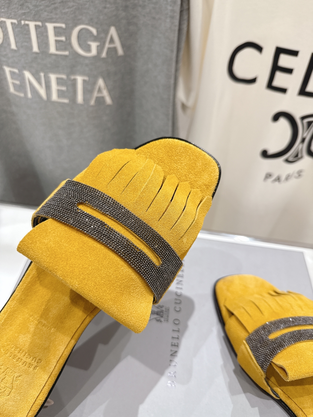高版本出厂
  Brunello Cucinelli 夏季新款BC平底流苏手工串联珠拖鞋
BC是意大利知