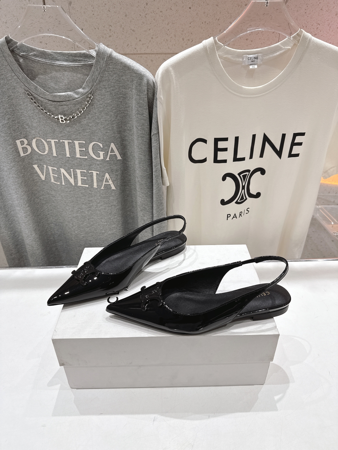 高版本出厂
 「CELINE」赛琳25ss·早春最美⚜️黑银尖头平底鞋小凉鞋～
思琳标志性的五金扣高级优