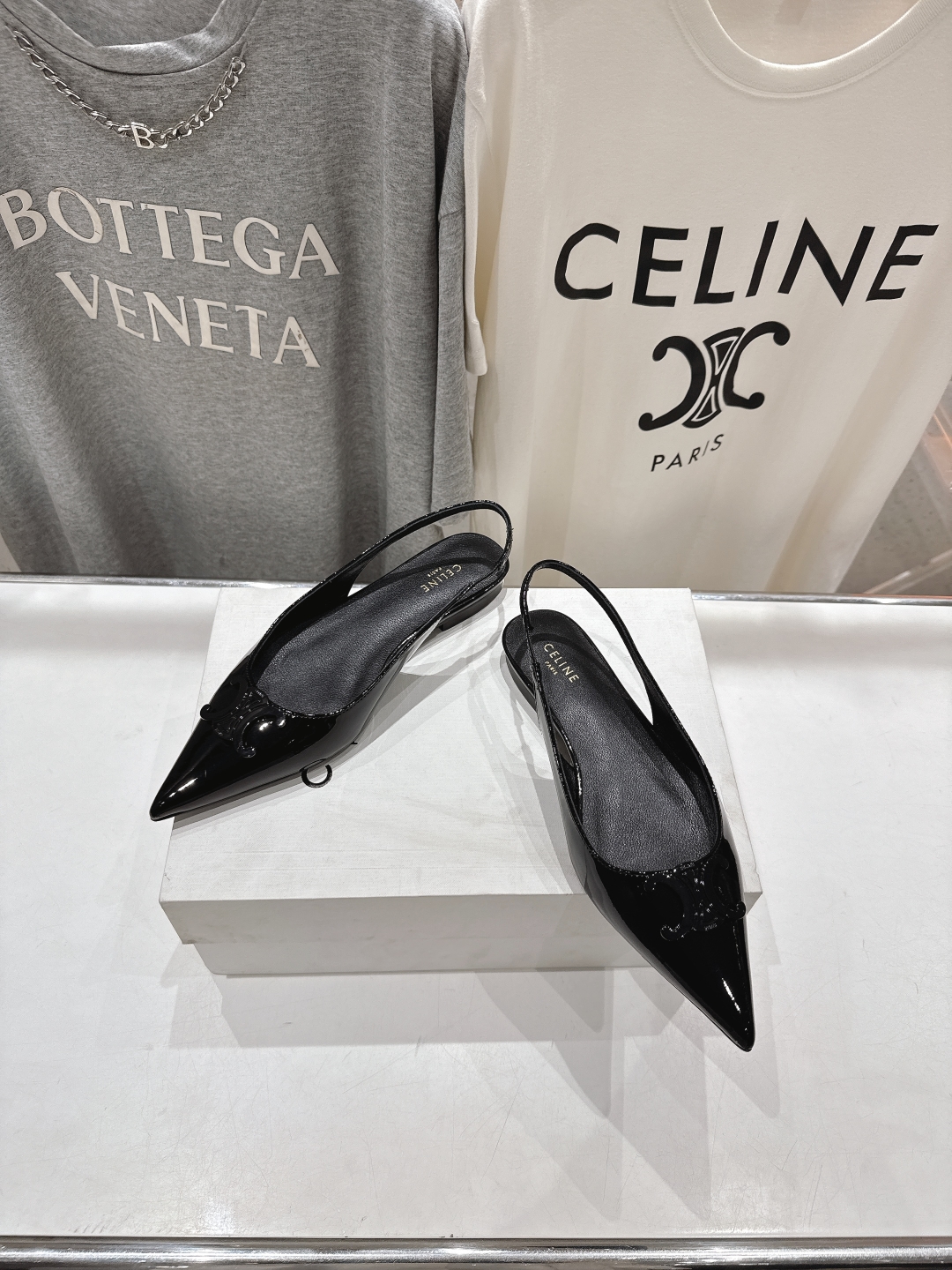 高版本出厂
 「CELINE」赛琳25ss·早春最美⚜️黑银尖头平底鞋小凉鞋～
思琳标志性的五金扣高级优