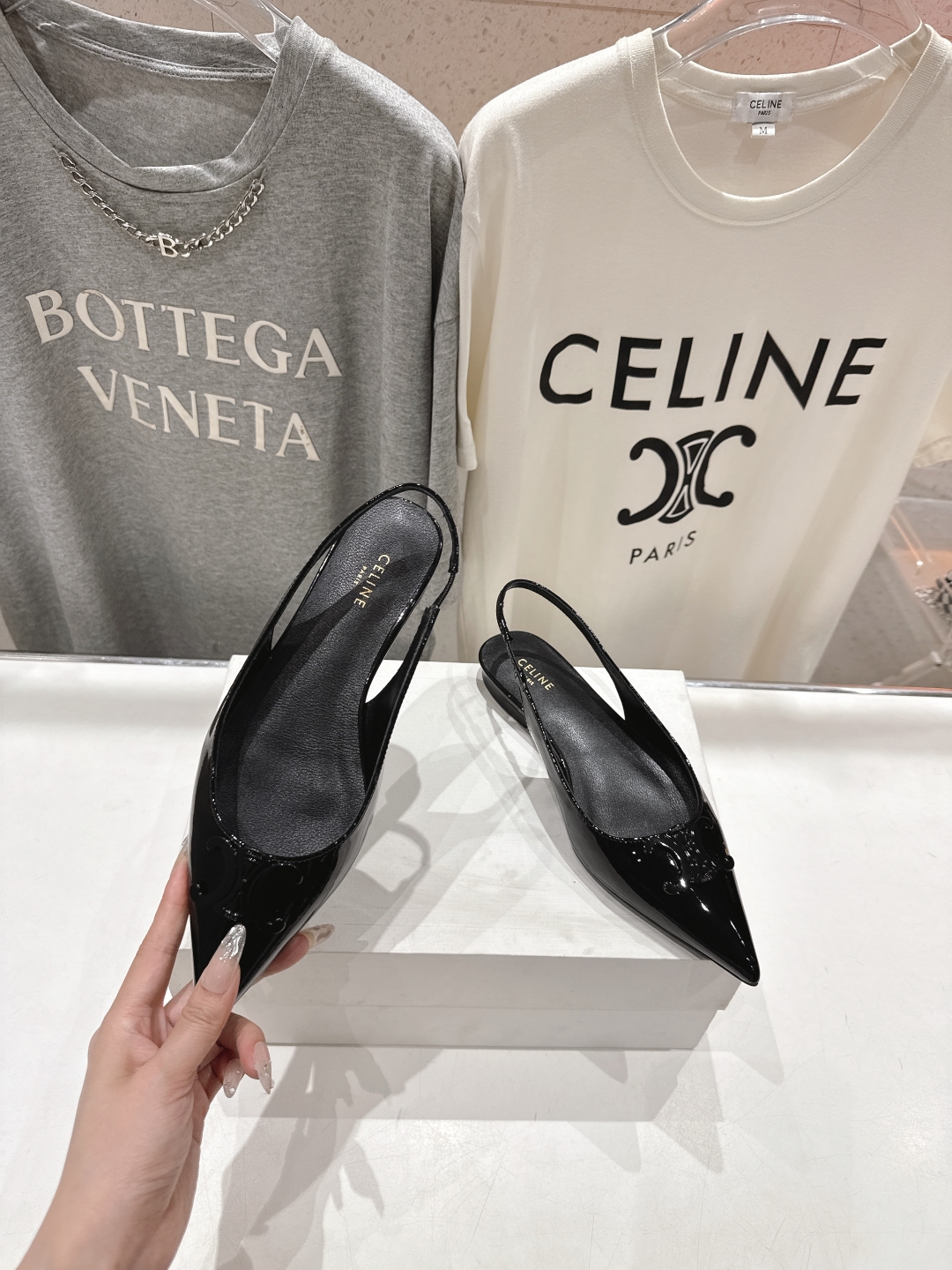 高版本出厂
 「CELINE」赛琳25ss·早春最美⚜️黑银尖头平底鞋小凉鞋～
思琳标志性的五金扣高级优