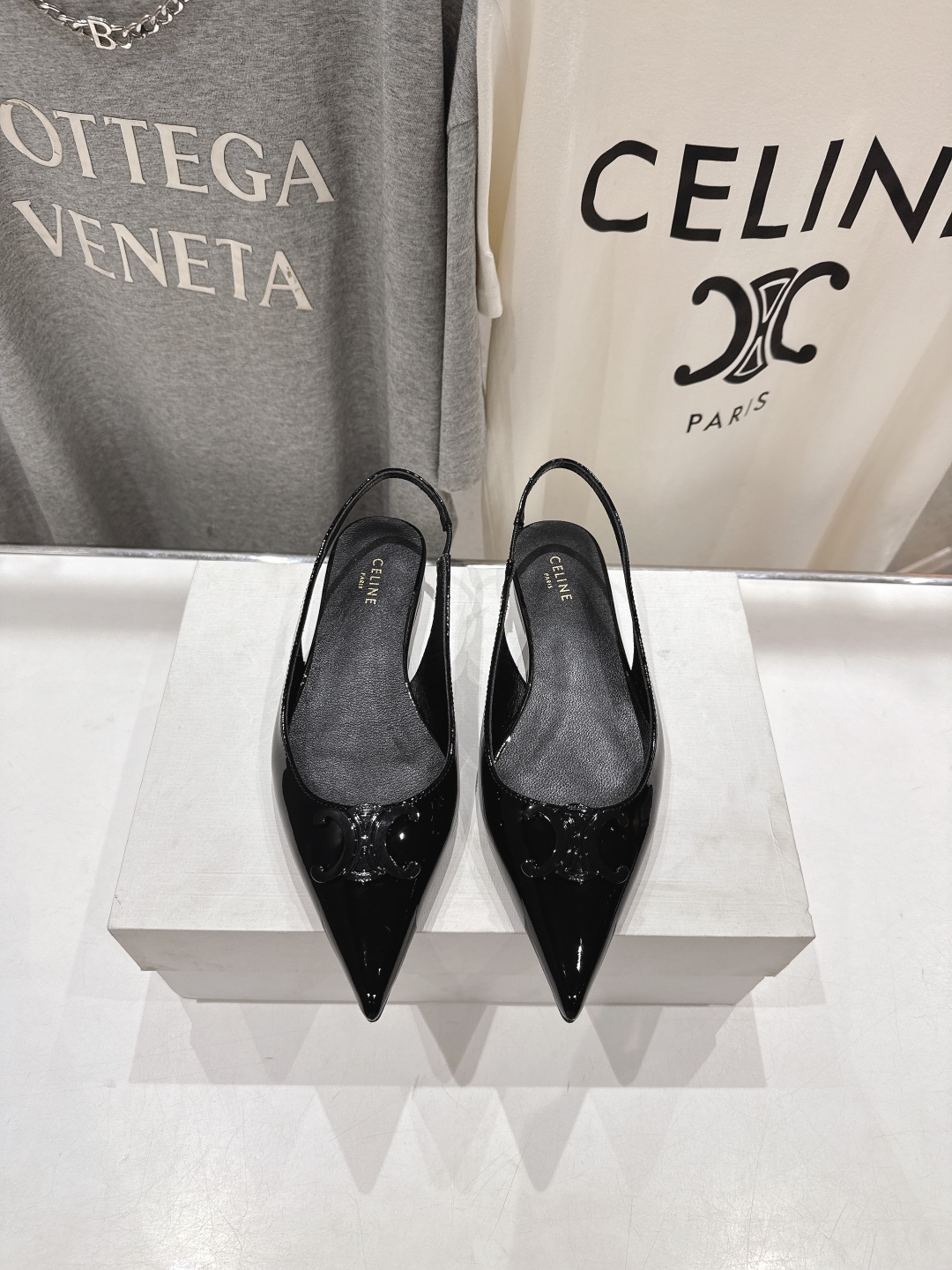 高版本出厂
 「CELINE」赛琳25ss·早春最美⚜️黑银尖头平底鞋小凉鞋～
思琳标志性的五金扣高级优