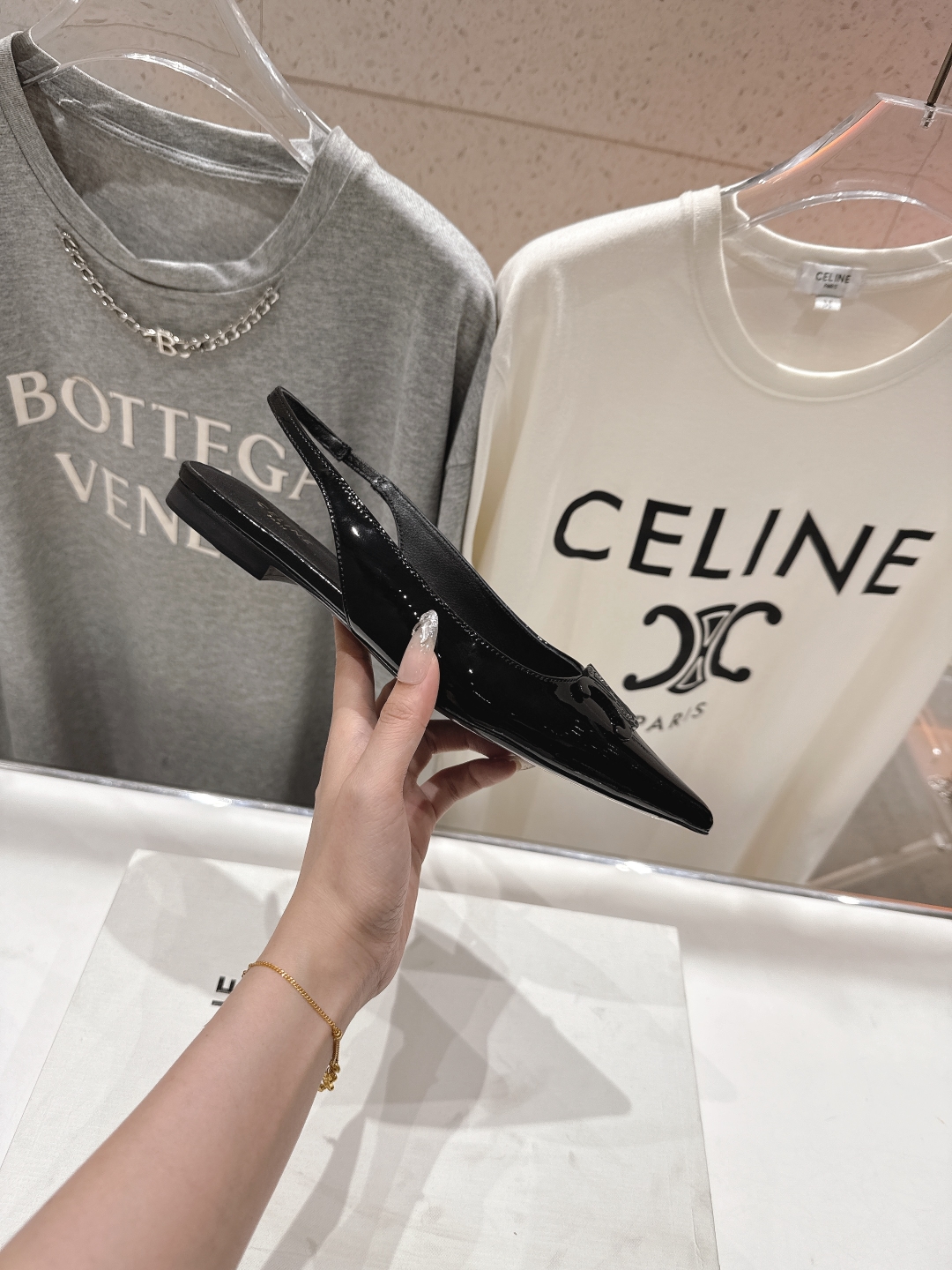 高版本出厂
 「CELINE」赛琳25ss·早春最美⚜️黑银尖头平底鞋小凉鞋～
思琳标志性的五金扣高级优