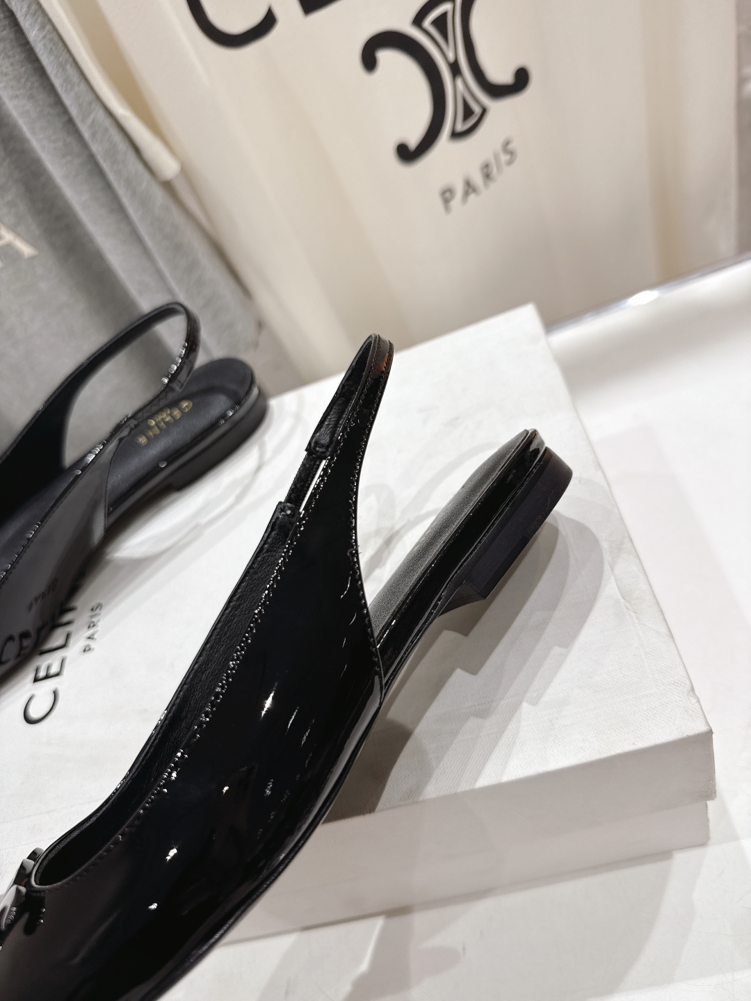 高版本出厂
 「CELINE」赛琳25ss·早春最美⚜️黑银尖头平底鞋小凉鞋～
思琳标志性的五金扣高级优