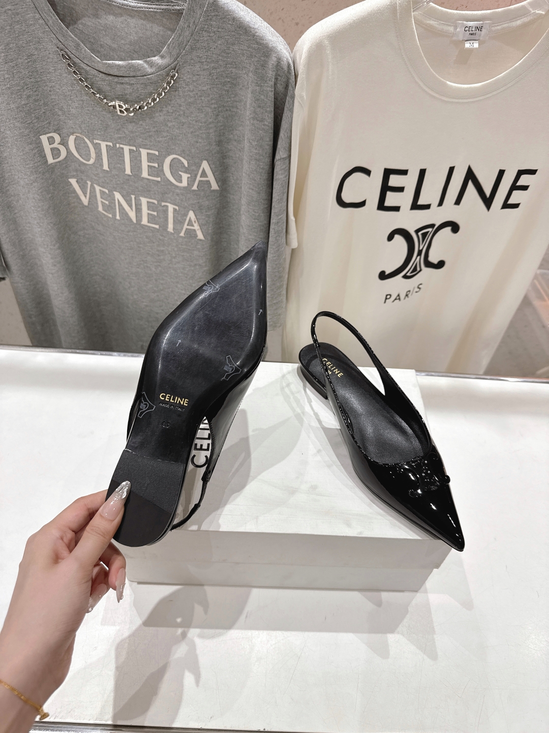 高版本出厂
 「CELINE」赛琳25ss·早春最美⚜️黑银尖头平底鞋小凉鞋～
思琳标志性的五金扣高级优