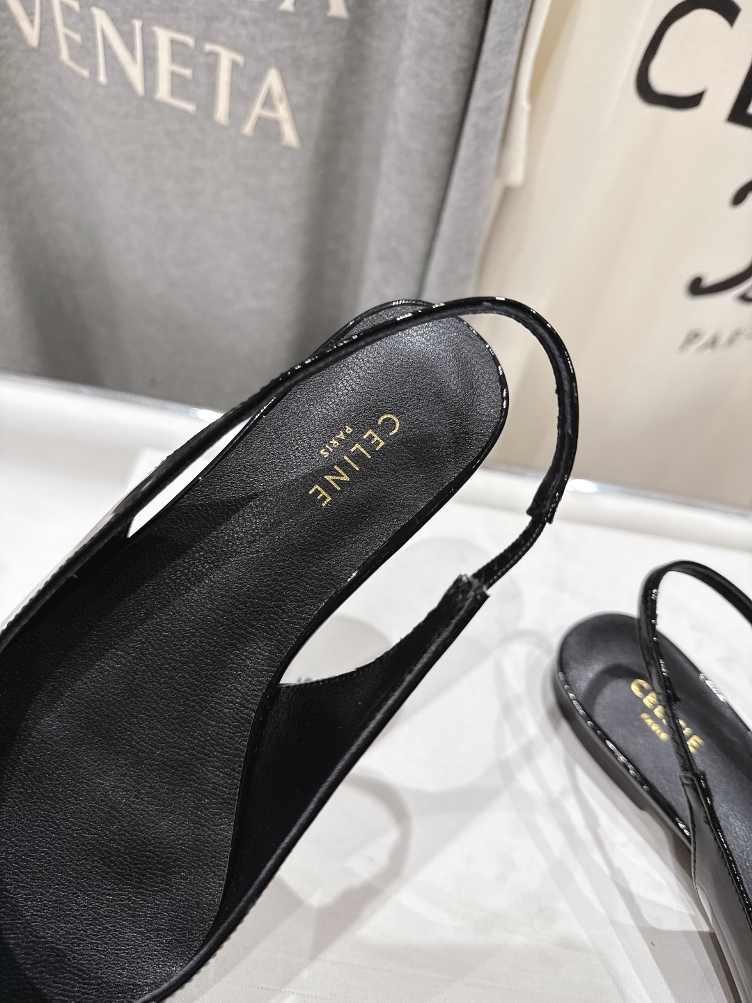 高版本出厂
 「CELINE」赛琳25ss·早春最美⚜️黑银尖头平底鞋小凉鞋～
思琳标志性的五金扣高级优