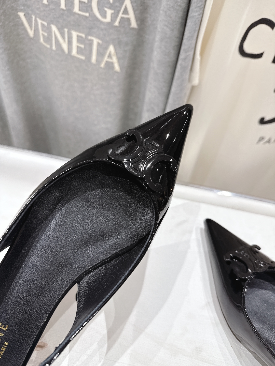 高版本出厂
 「CELINE」赛琳25ss·早春最美⚜️黑银尖头平底鞋小凉鞋～
思琳标志性的五金扣高级优