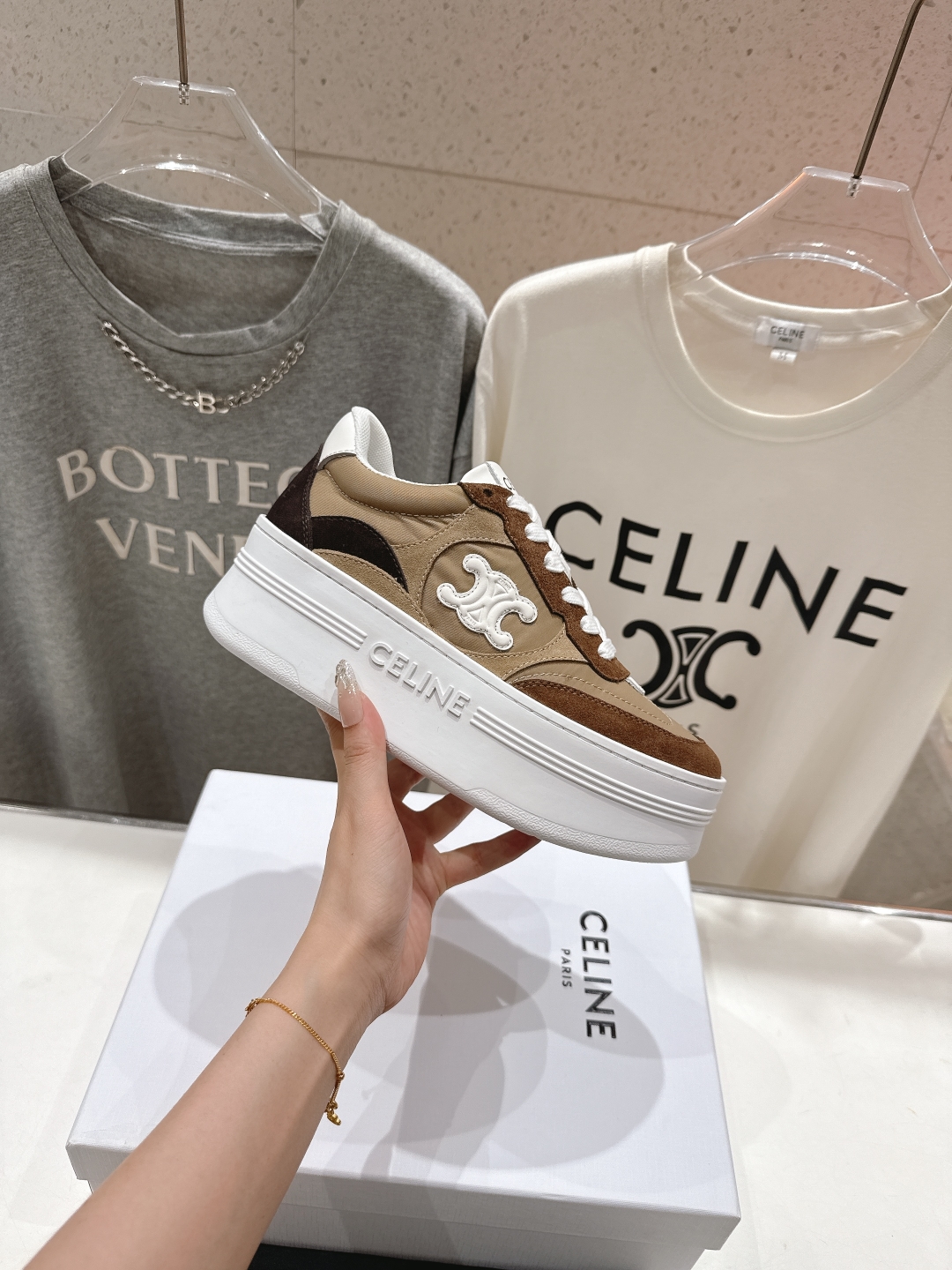 高版本出厂  厚底
 CELINE*思琳赛琳 2025ss新款徽标系带厚底休闲鞋小白鞋
简单舒服，干净利