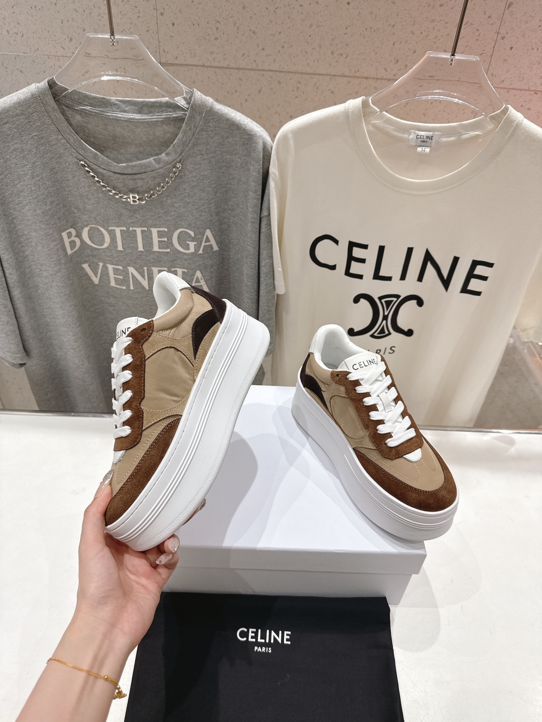 高版本出厂  厚底
 CELINE*思琳赛琳 2025ss新款徽标系带厚底休闲鞋小白鞋
简单舒服，干净利