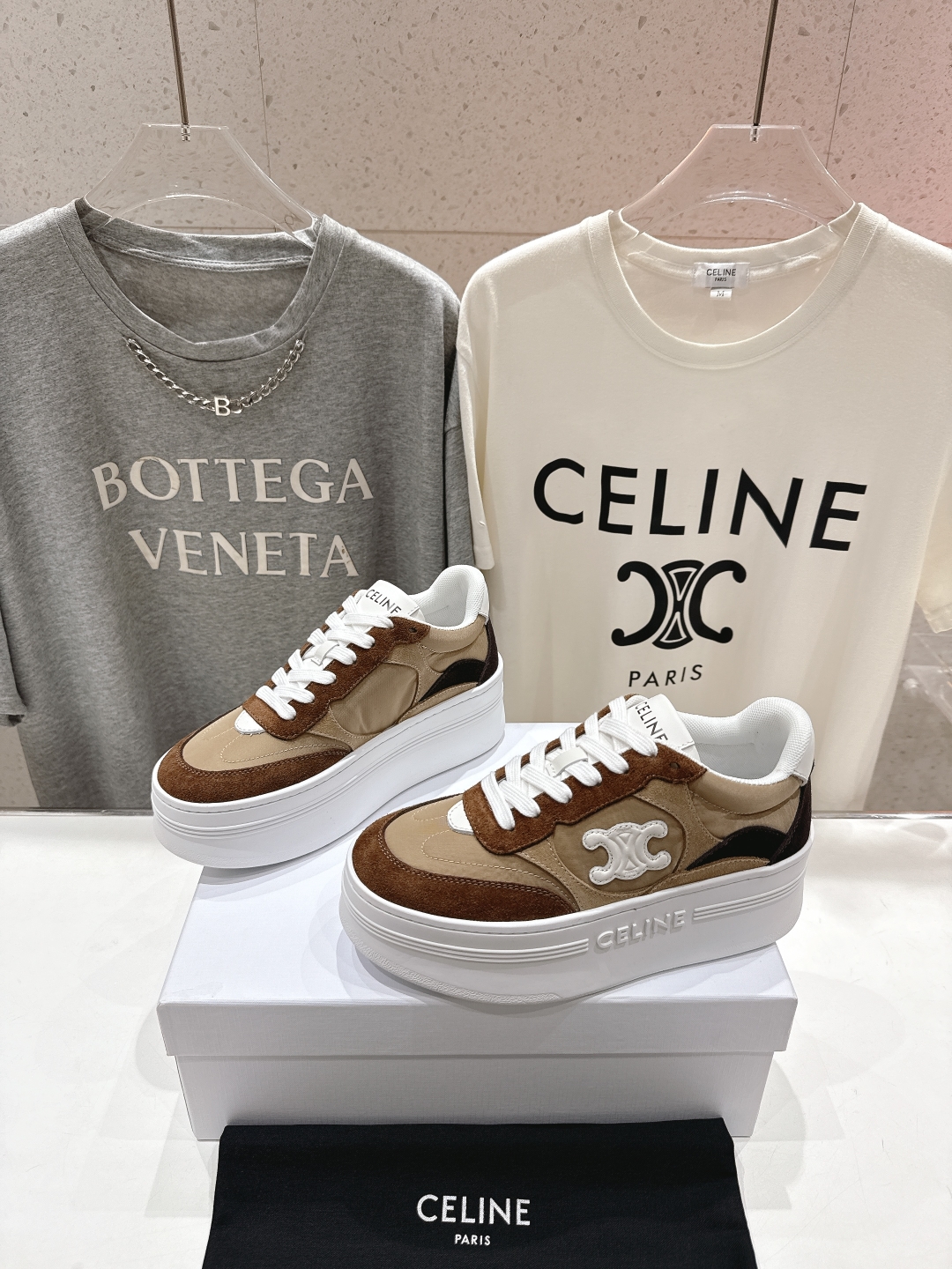 高版本出厂  厚底
 CELINE*思琳赛琳 2025ss新款徽标系带厚底休闲鞋小白鞋
简单舒服，干净利