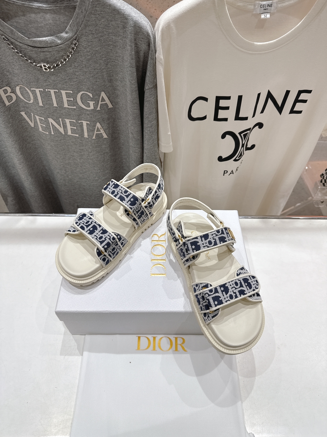 高版本出厂 
【高品质】Dior*迪奥D家2025ss春夏新款平底魔术贴凉鞋～
经典版型 搭配贴合脚型的