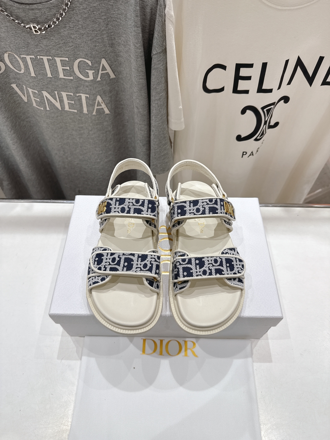 高版本出厂 
【高品质】Dior*迪奥D家2025ss春夏新款平底魔术贴凉鞋～
经典版型 搭配贴合脚型的