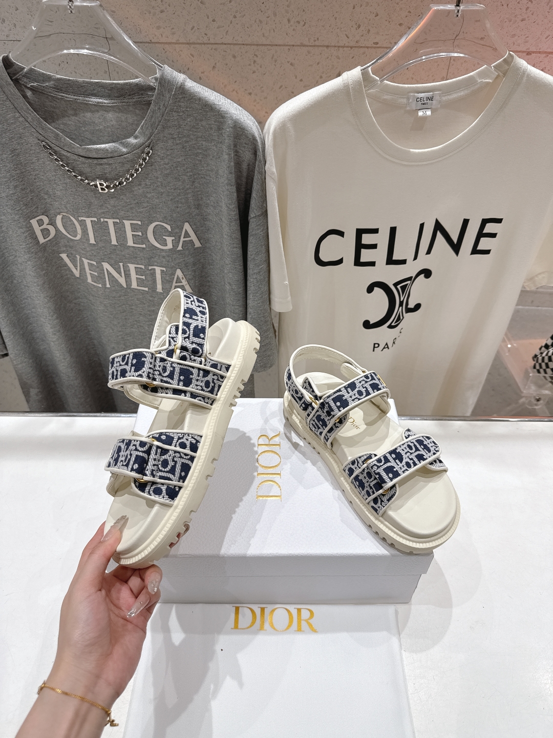 高版本出厂 
【高品质】Dior*迪奥D家2025ss春夏新款平底魔术贴凉鞋～
经典版型 搭配贴合脚型的