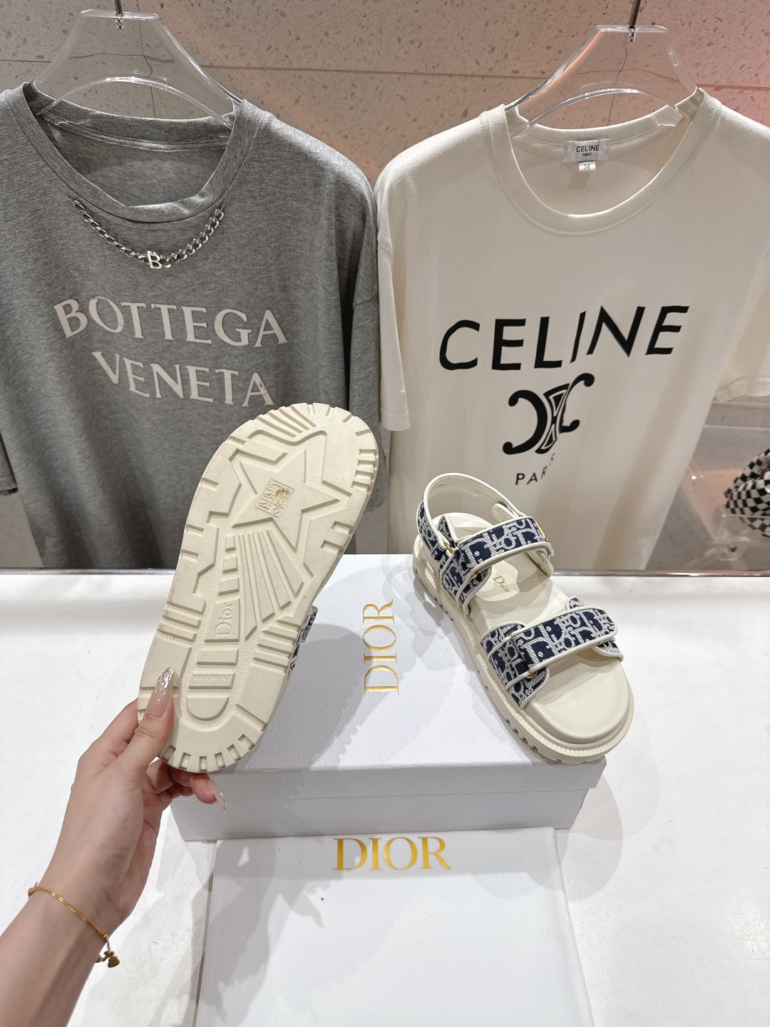 高版本出厂 
【高品质】Dior*迪奥D家2025ss春夏新款平底魔术贴凉鞋～
经典版型 搭配贴合脚型的