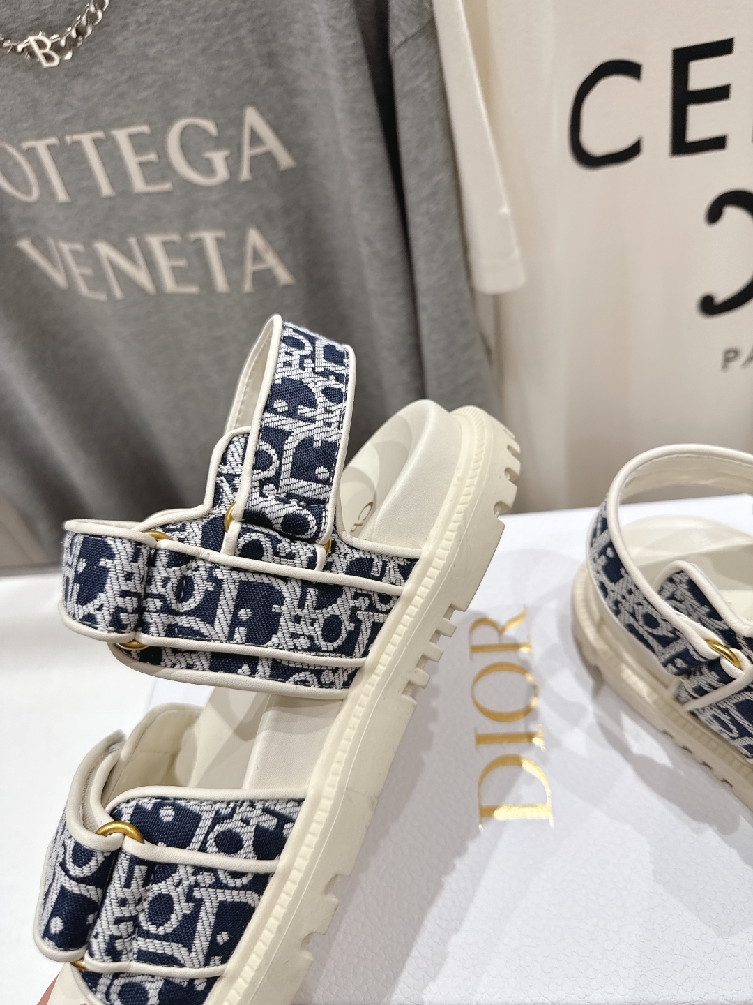 高版本出厂 
【高品质】Dior*迪奥D家2025ss春夏新款平底魔术贴凉鞋～
经典版型 搭配贴合脚型的
