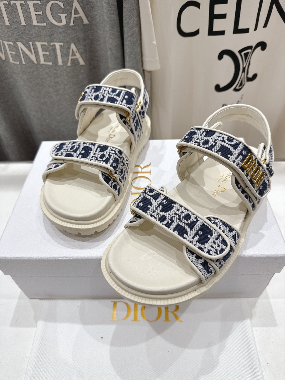 高版本出厂 
【高品质】Dior*迪奥D家2025ss春夏新款平底魔术贴凉鞋～
经典版型 搭配贴合脚型的