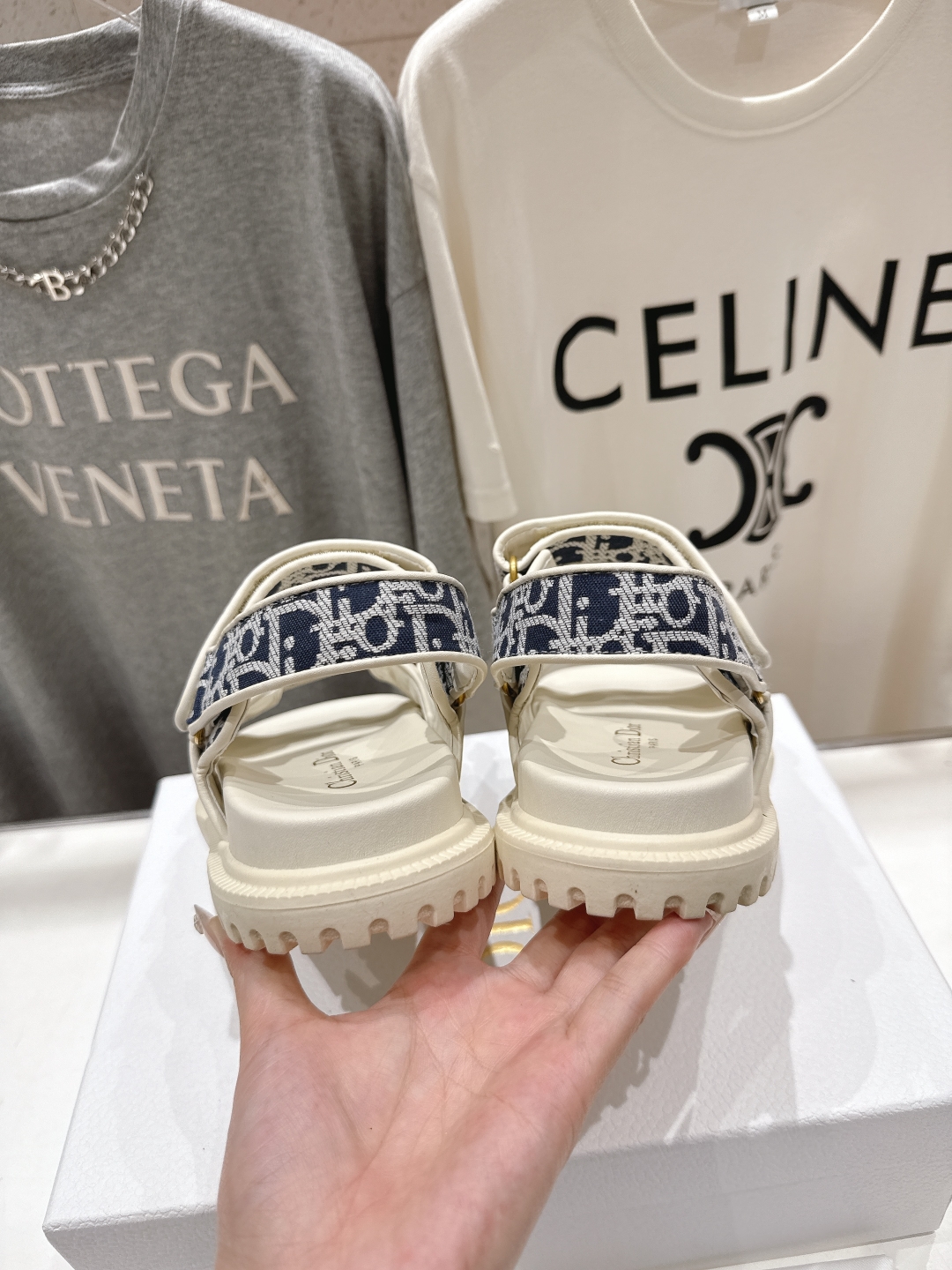 高版本出厂 
【高品质】Dior*迪奥D家2025ss春夏新款平底魔术贴凉鞋～
经典版型 搭配贴合脚型的
