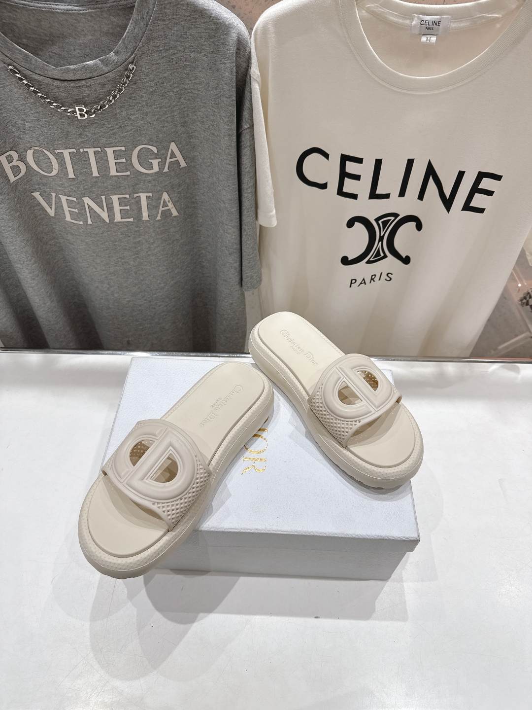 高版本出厂
 Dior *迪奥D家2025ss夏季度假立体开模CD字母厚底拖鞋
夏季必备单品，无论是海边